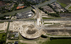 802458 Luchtfoto van de werkzaamheden aan het verkeersplein Hooggelegen bij de autosnelweg A2 te Utrecht, uit het westen.